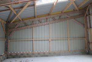 Hangar en kit métallique ou en bois : comment choisir ?