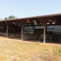 HANGAR EN BOIS POUR STOCKAGE PAILLE ET ELEVAGE